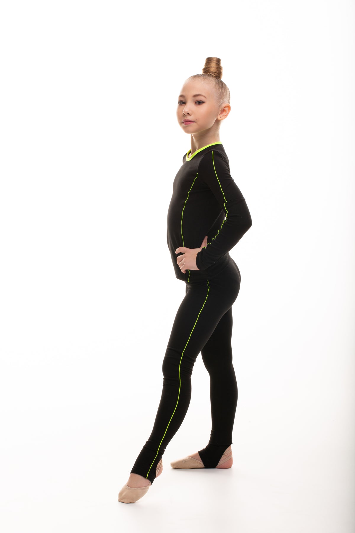 Leggings with heel cutout
