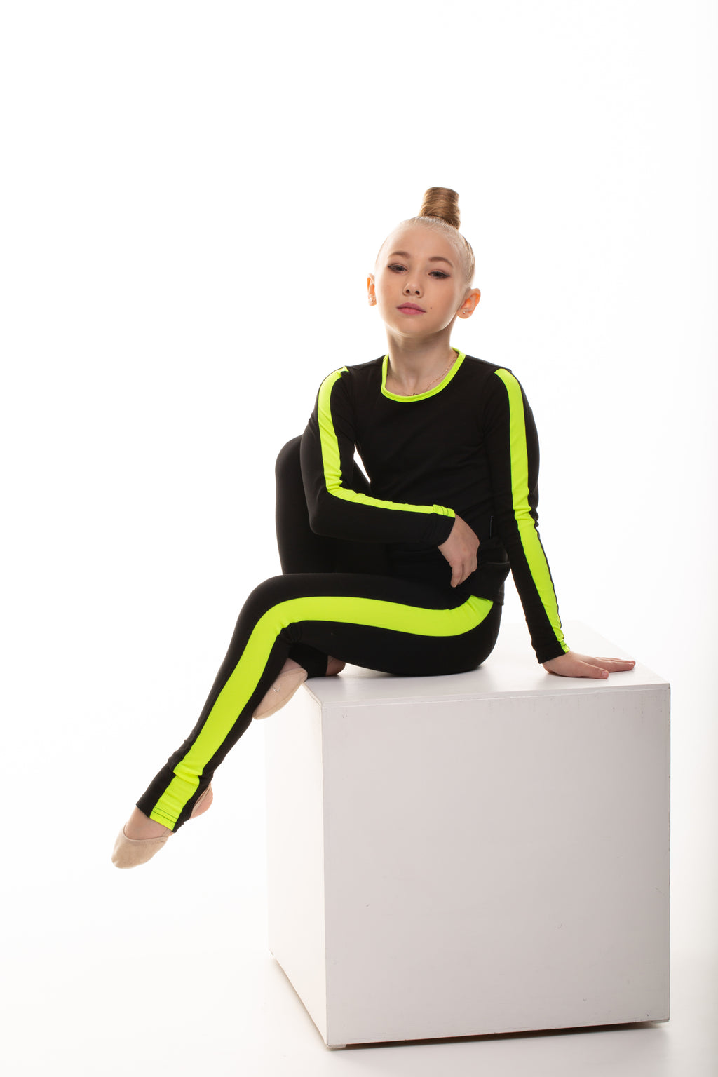 Leggings with heel cutout