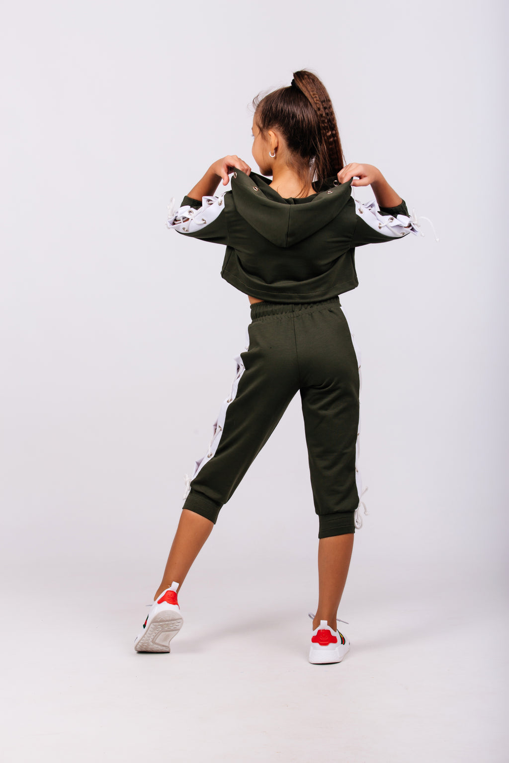 Sports suit with cropped pants
