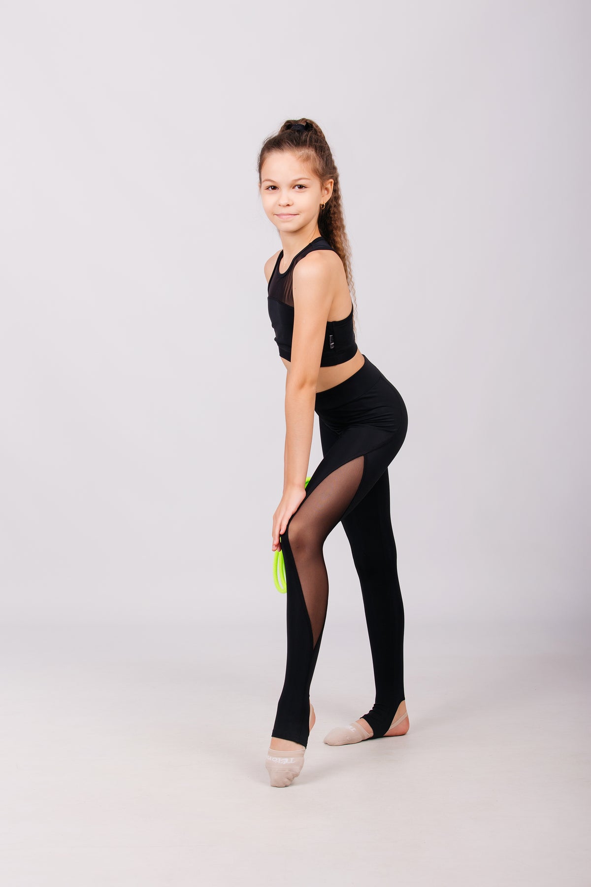 Leggings with heel cutout and mesh