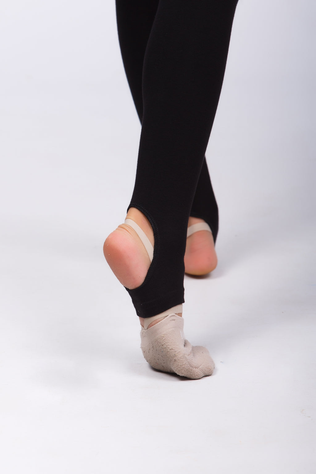Leggings with heel cutout